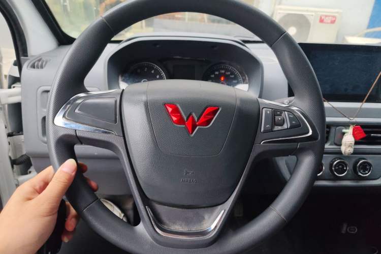 Used Wuling Yangguang 2024 300km Comfort Version with Sealed Windows 60kW Steering Wheel