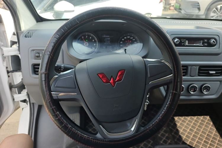 Used Wuling Yangguang 2024 300KM Comfort Version Passenger Van 75kW Steering Wheel