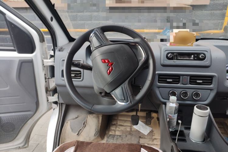 Used Wuling Yangguang 2024 300km Comfort-Grade Passenger Van 60kW Steering Wheel