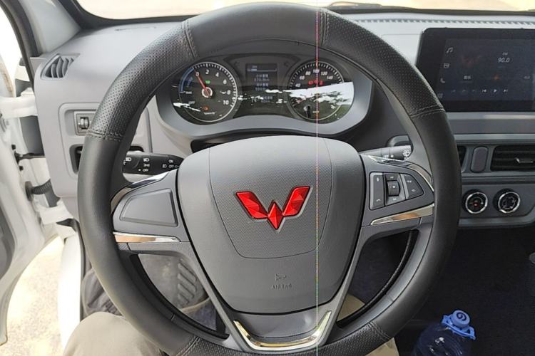 Used Wuling Yangguang 2024 300km Comfort Version with Sealed Windows 60kW Steering Wheel