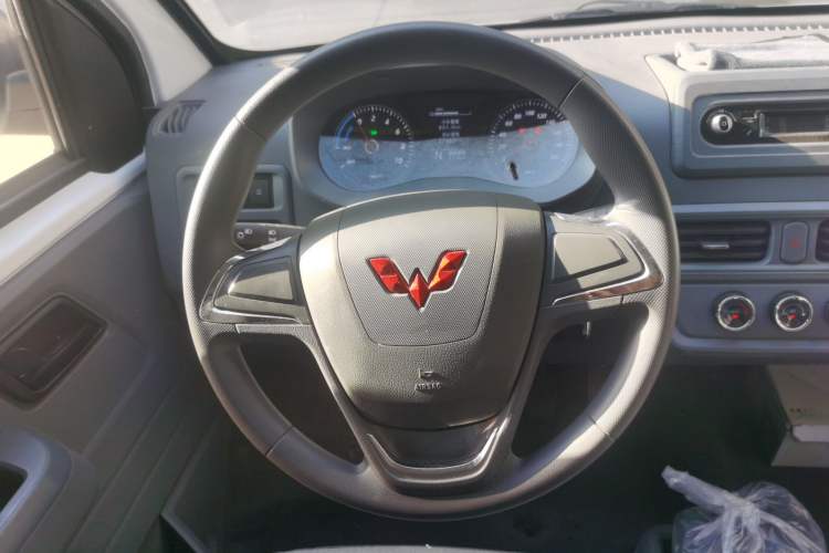 Used Wuling Yangguang 2024 300KM Comfort Version Passenger Van 75kW Steering Wheel