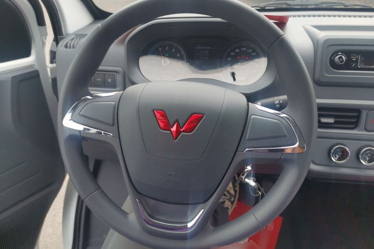 Used Wuling Yangguang 2024 300km Comfort-Grade Passenger Van 60kW Steering Wheel