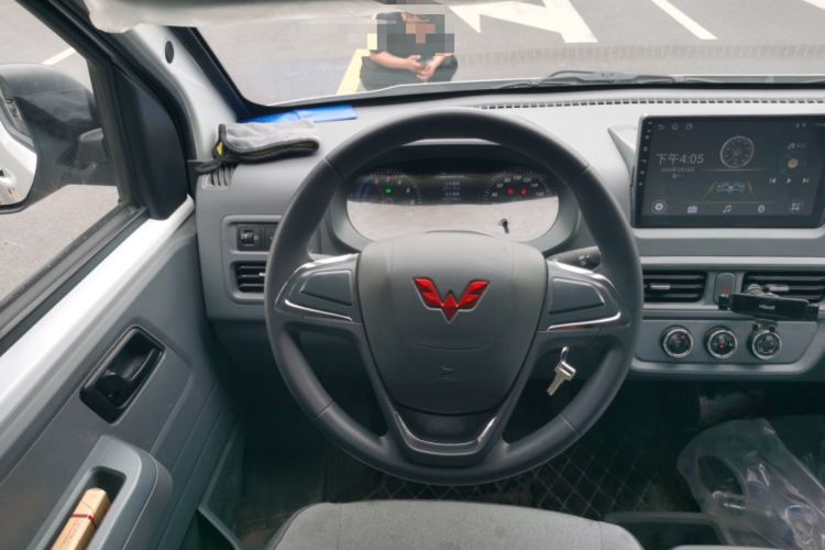 Used Wuling Yangguang 2024 300KM Comfort Version Passenger Van 75kW Steering Wheel