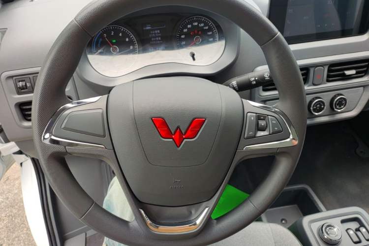 Used Wuling Yangguang 2024 300km Comfort Version with Sealed Windows 75kW Steering Wheel