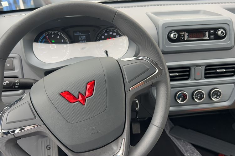 Used Wuling Yangguang 2024 300KM Comfort Version Passenger Van 75kW Steering Wheel