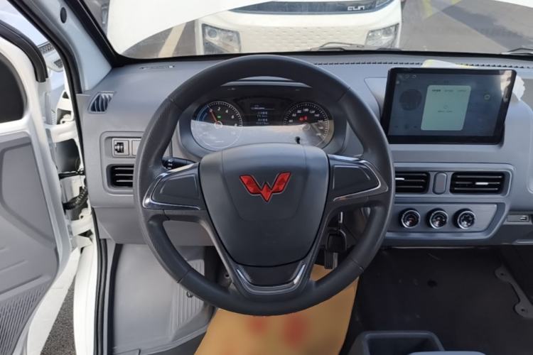 Used Wuling Yangguang 2024 300KM Comfort Version Passenger Van 75kW Steering Wheel