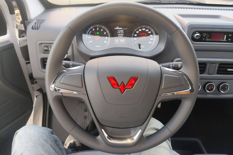 Used Wuling Yangguang 2024 300KM Comfort Version Passenger Van 75kW Steering Wheel