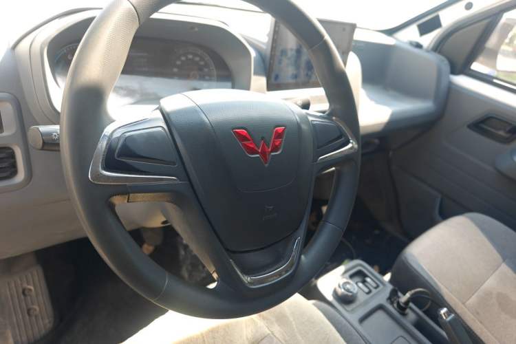 Used Wuling Yangguang 2024 300KM Comfort Version Passenger Van 75kW Steering Wheel
