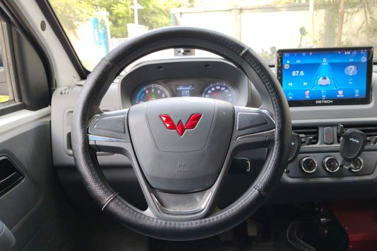 Used Wuling Yangguang 2024 300KM Comfort Version Passenger Van 75kW Steering Wheel