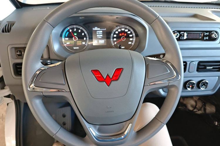 Used Wuling Yangguang 2024 300KM Comfort Version Passenger Van 75kW Steering Wheel