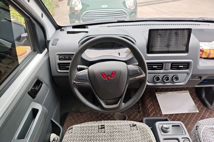 Used Wuling Yangguang 2024 300KM Comfort Version Passenger Van 75kW Steering Wheel