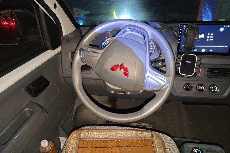 Used Wuling Yangguang 2024 300KM Comfort Version Passenger Van 75kW Steering Wheel