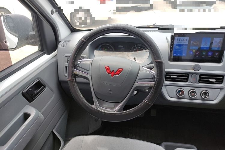 Used Wuling Yangguang 2024 300km Comfort-Grade Passenger Van 60kW Steering Wheel
