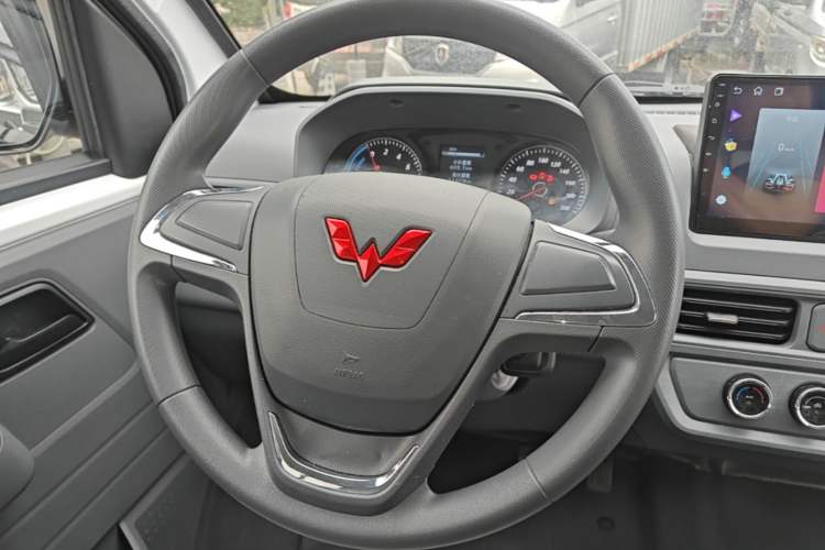 Used Wuling Yangguang 2024 300KM Comfort Version Passenger Van 75kW Steering Wheel