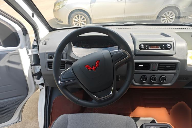 Used Wuling Yangguang 2024 300KM Comfort Version Passenger Van 75kW Steering Wheel