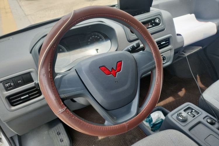 Used Wuling Yangguang 2024 300km Range Practical Window-Sealed Version 60kW Steering Wheel