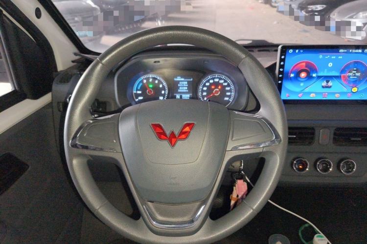 Used Wuling Yangguang 2024 300KM Comfort Version Passenger Van 75kW Steering Wheel