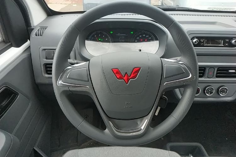 Used Wuling Yangguang 2024 300KM Comfort Version Passenger Van 75kW Steering Wheel