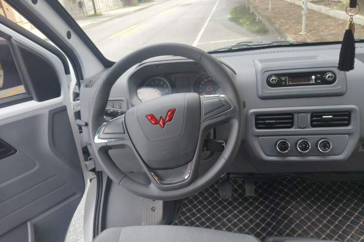 Used Wuling Yangguang 2024 300KM Comfort Version Passenger Van 75kW Steering Wheel