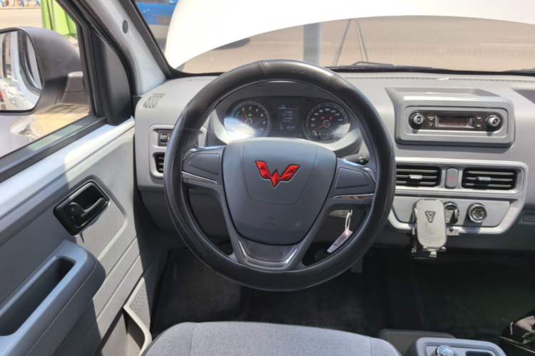 Used Wuling Yangguang 2024 300KM Comfort Version Passenger Van 75kW Steering Wheel