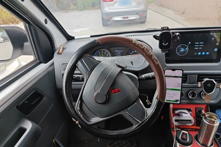 Used Wuling Yangguang 2024 300KM Comfort Version Passenger Van 75kW Steering Wheel
