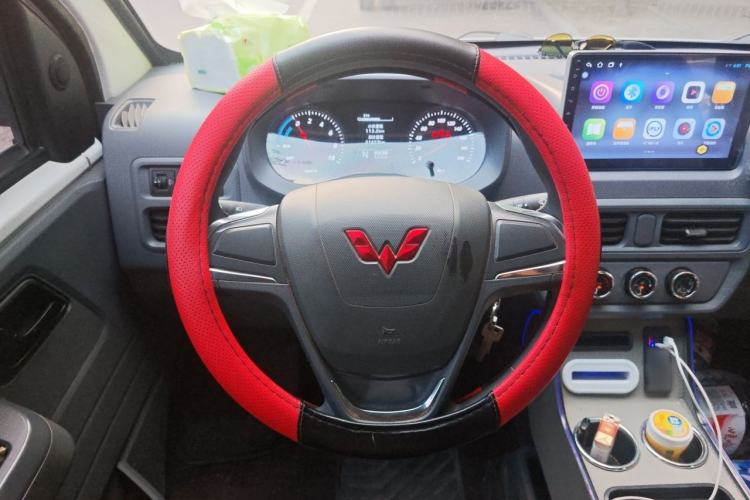 Used Wuling Yangguang 2024 300KM Comfort Version Passenger Van 75kW Steering Wheel