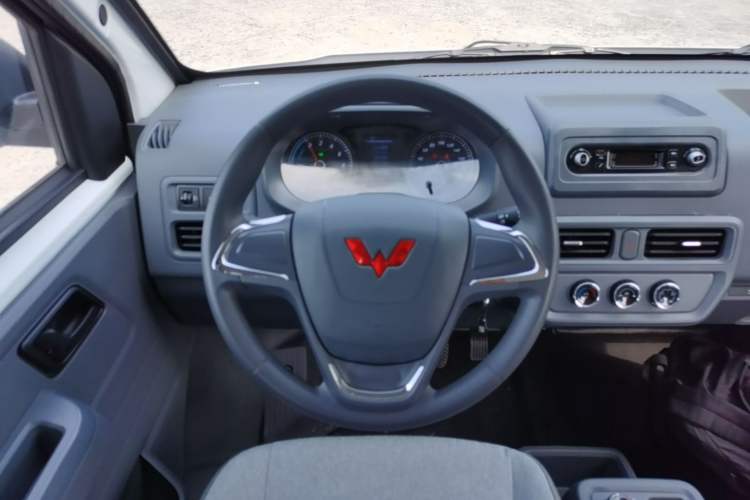 Used Wuling Yangguang 2024 300KM Comfort Version Passenger Van 75kW Steering Wheel