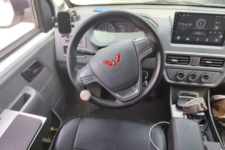 Used Wuling Yangguang 2024 300km Comfort-Grade Passenger Van 60kW Steering Wheel