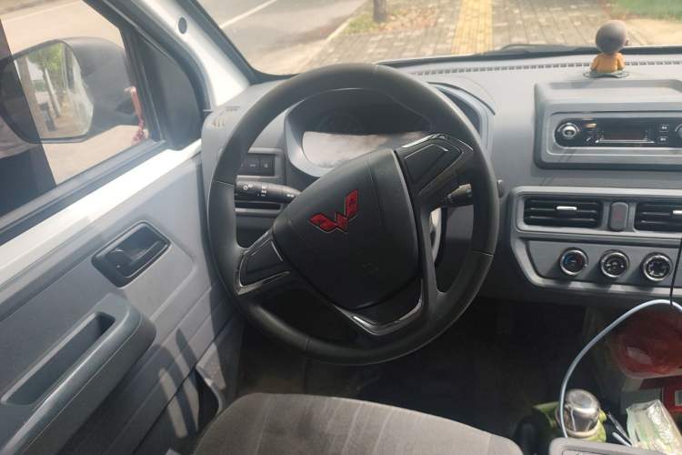Used Wuling Yangguang 2024 300km Comfort-Grade Passenger Van 60kW Steering Wheel
