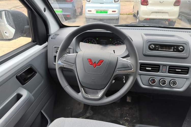 Used Wuling Yangguang 2024 300KM Comfort Version Passenger Van 75kW Steering Wheel