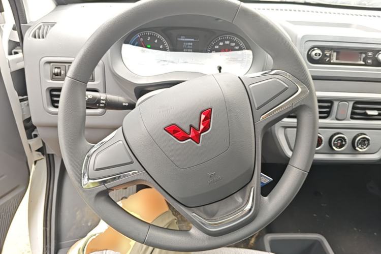 Used Wuling Yangguang 2024 300KM Comfort Version Passenger Van 75kW Steering Wheel