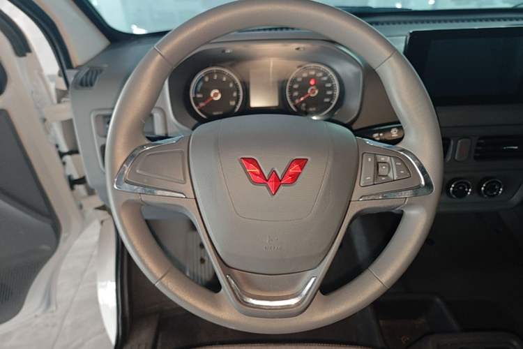 Used Wuling Yangguang 2024 300km Comfort Version with Sealed Windows 60kW Steering Wheel