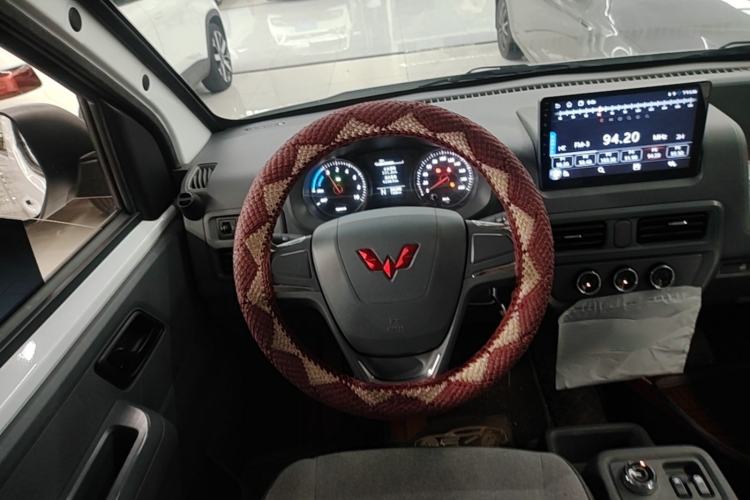 Used Wuling Yangguang 2024 300KM Comfort Version Passenger Van 75kW Steering Wheel