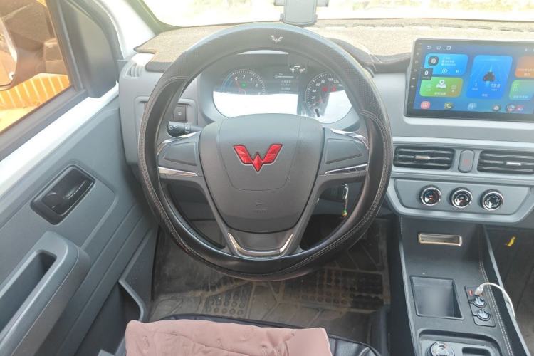Used Wuling Yangguang 2024 300km Comfort-Grade Passenger Van 60kW Steering Wheel