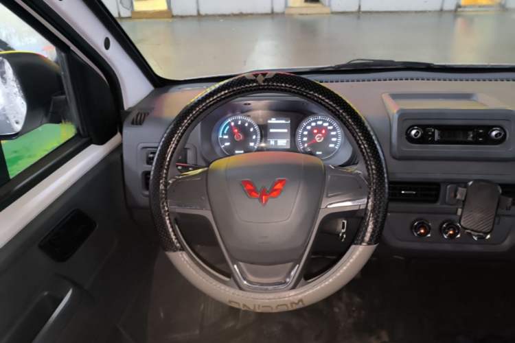 Used Wuling Yangguang 2024 300KM Comfort Version Passenger Van 75kW Steering Wheel