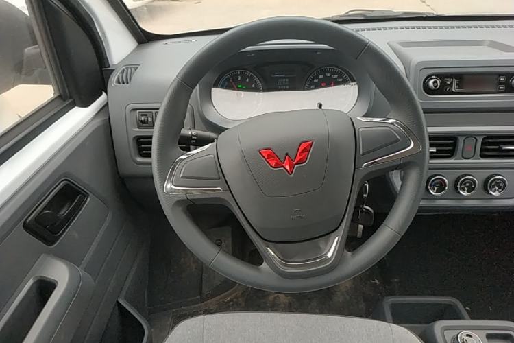Used Wuling Yangguang 2024 300KM Comfort Version Passenger Van 75kW Steering Wheel