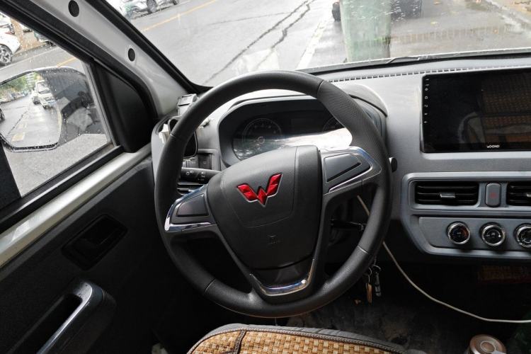 Used Wuling Yangguang 2024 300KM Comfort Version Passenger Van 75kW Steering Wheel
