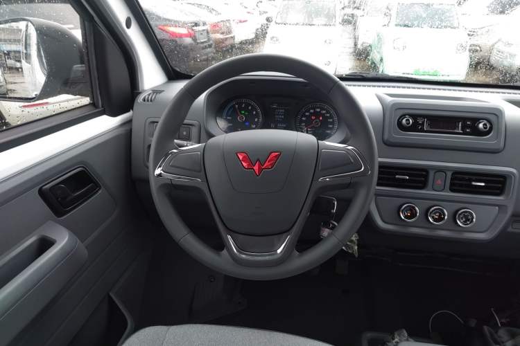 Used Wuling Yangguang 2024 300KM Comfort Version Passenger Van 75kW Steering Wheel