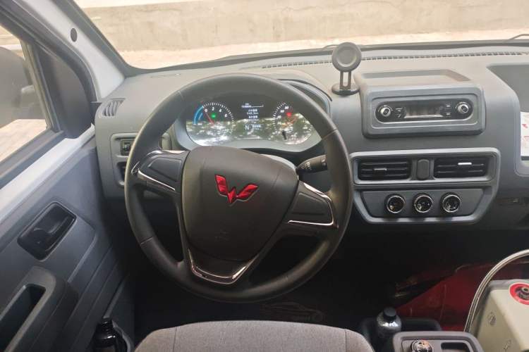 Used Wuling Yangguang 2024 300km Comfort-Grade Passenger Van 60kW Steering Wheel