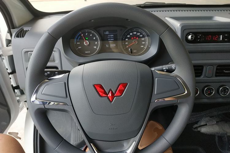 Used Wuling Yangguang 2024 300KM Comfort Version Passenger Van 75kW Steering Wheel
