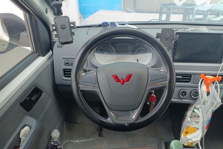 Used Wuling Yangguang 2024 300KM Comfort Version Passenger Van 75kW Steering Wheel
