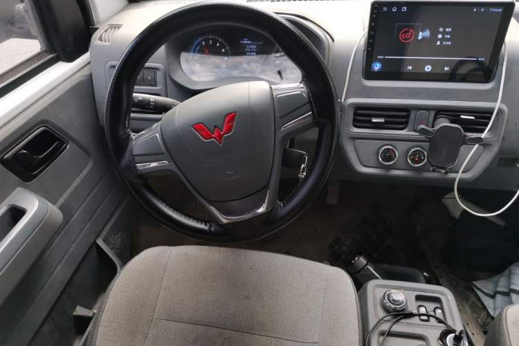 Used Wuling Yangguang 2024 300KM Comfort Version Passenger Van 75kW Steering Wheel