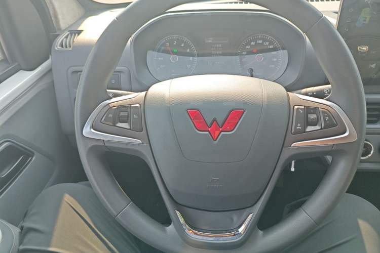 Used Wuling Yangguang 2024 300KM Comfort Version Passenger Van 75kW Steering Wheel