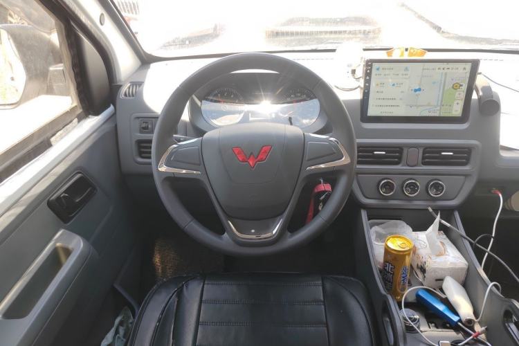 Used Wuling Yangguang 2024 300km Comfort-Grade Passenger Van 60kW Steering Wheel