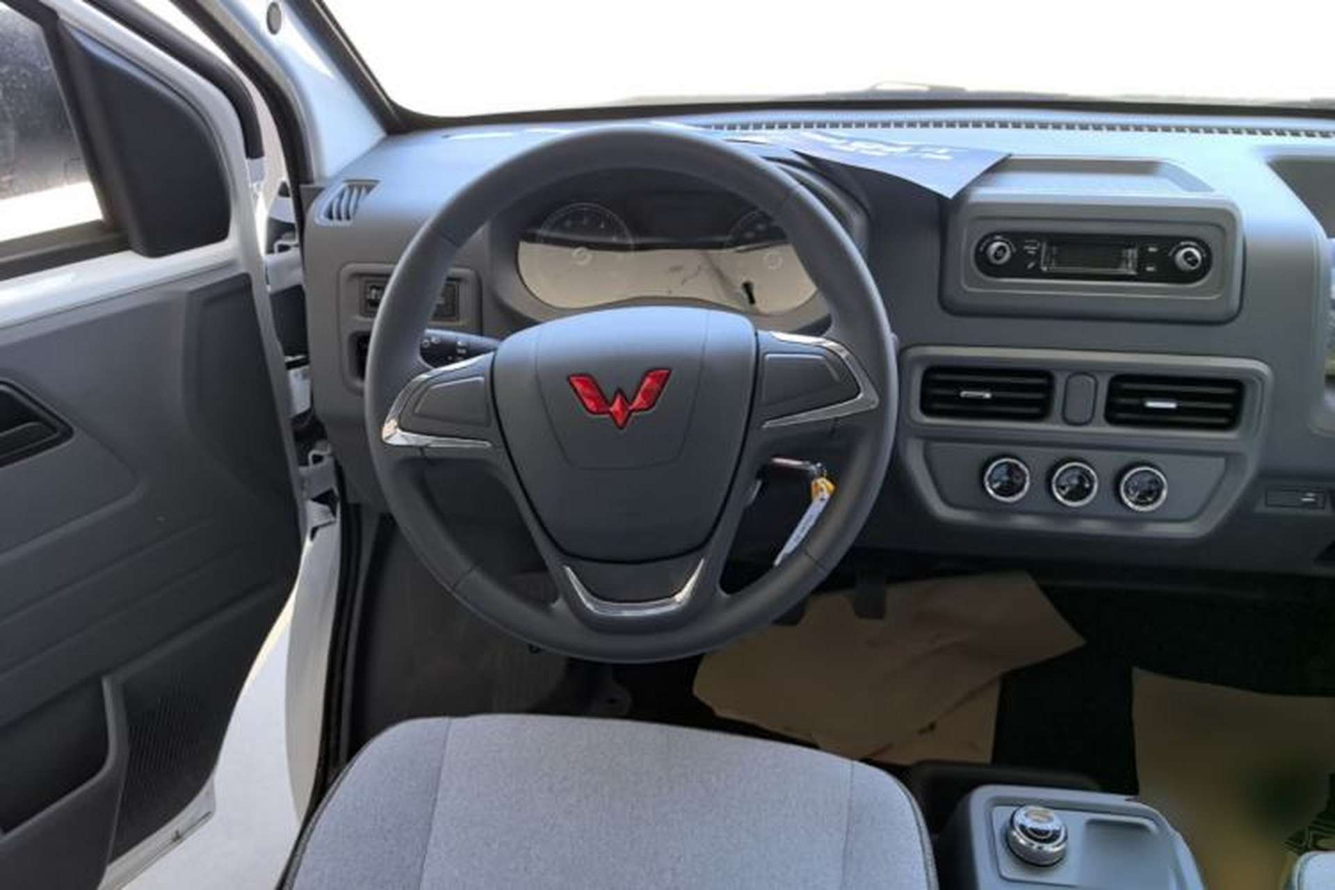 Used Wuling Yangguang 2024 300KM Comfort Version Passenger Van 75kW Steering Wheel