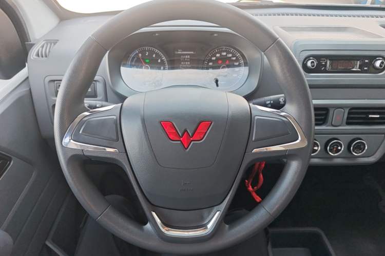 Used Wuling Yangguang 2024 300km Comfort-Grade Passenger Van 60kW Steering Wheel
