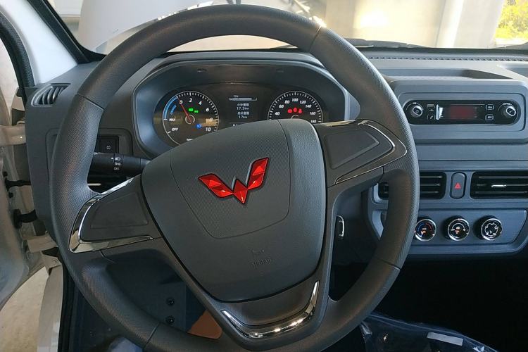 Used Wuling Yangguang 2024 300KM Comfort Version Passenger Van 75kW Steering Wheel