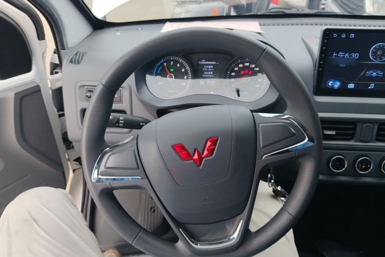 Used Wuling Yangguang 2024 300KM Comfort Version Passenger Van 75kW Steering Wheel