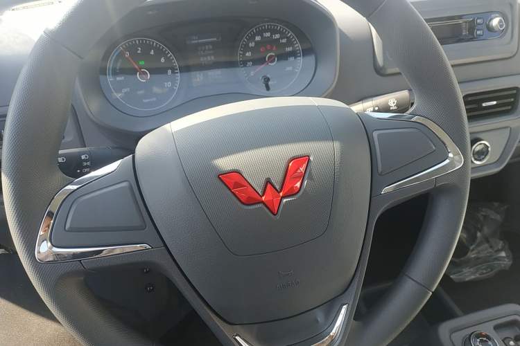 Used Wuling Yangguang 2024 300KM Comfort Version Passenger Van 75kW Steering Wheel
