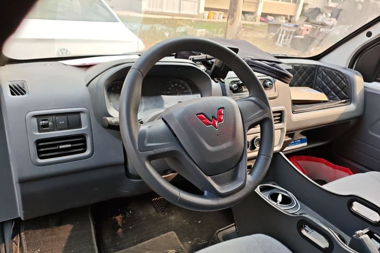 Used Wuling Yangguang 2024 300km Range Practical Window-Sealed Version 60kW Steering Wheel